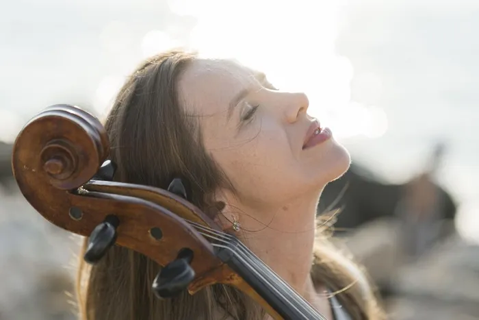 https://www.magnific.com/ru/free-photo/side-view-beautiful-musician-posing-with-cello_10882615.htm#fromView=search&page=2&position=1&uuid=e30b21b5-8039-4687-9630-7599c711d57a&query=+%D0%BA%D0%BE%D0%BD%D1%86%D0%B5%D1%80%D1%82+%D0%B4%D1%83%D1%85%D0%BE%D0%B2%D0%BD%D0%BE%D0%B9+%D0%BD%D0%B0%D0%BF%D1%80%D0%B0%D0%B2%D0%BB%D0%B5%D0%BD%D0%BD%D0%BE%D1%81%D1%82%D0%B8