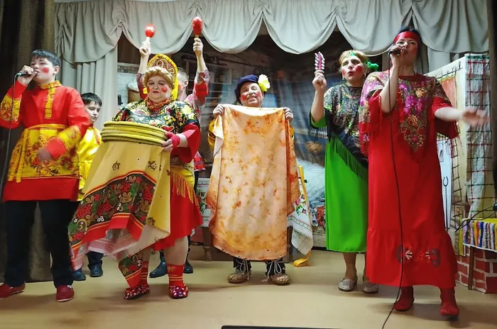 Участники театрального коллектива "Веселуха"