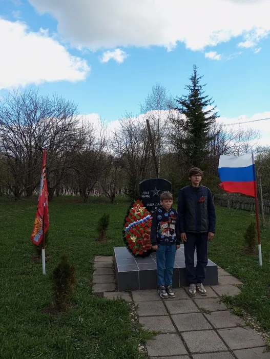 У памятника