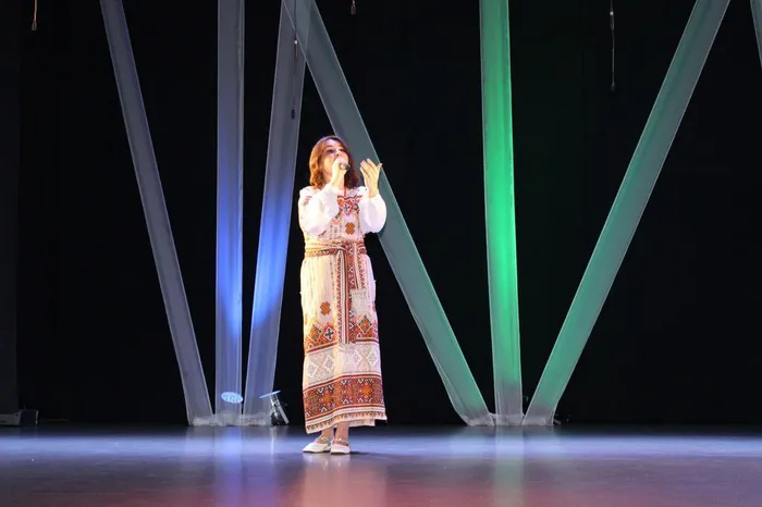 photo_5334663404330879865_y